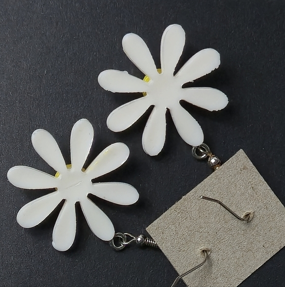 Daisy Flower Earrings - White and Yellow - Picture 4 of 6